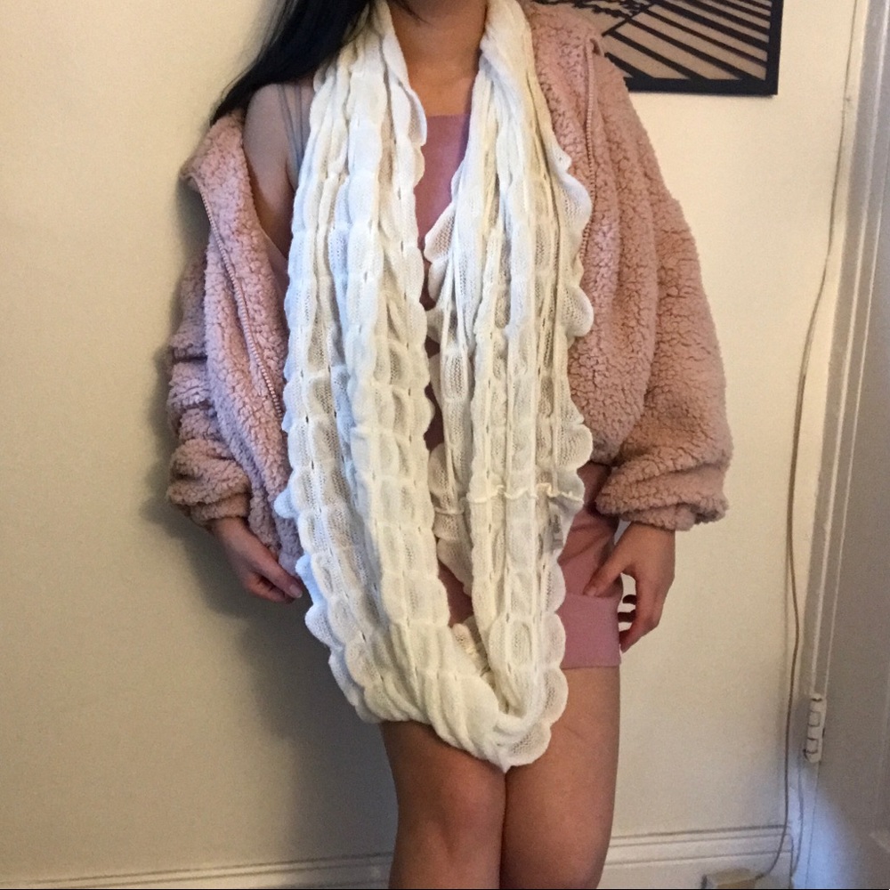 White Scallop Scarf πΌπ»ππ - Picture 5 of 6
